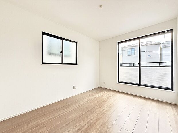 【リビング以外の居室】■落ち着いた色合いのお部屋で穏やかな時間を楽しめます