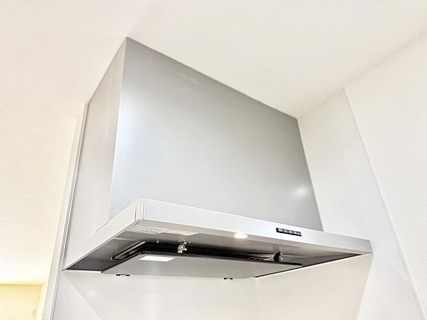 【レンジフード】■調理時の蒸気や匂いが換気扇に誘導され、効率的に排煙ができます。