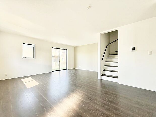 【ダイニング】■リビングイン階段を採用!コミュニケーションが取りやすいですね