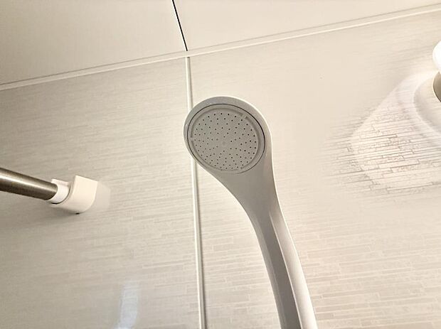 【止水シャワーヘッド】■手元で簡単に止水できるため、水の無駄遣いを減らすことができます。