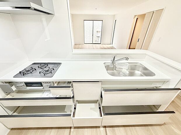 【キッチン】■収納力豊富なシステムキッチンです！