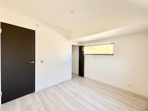 【寝室】■窓の配置や通気性の良い設計で部屋の空気がこもらず、常に新鮮な空気が流れます