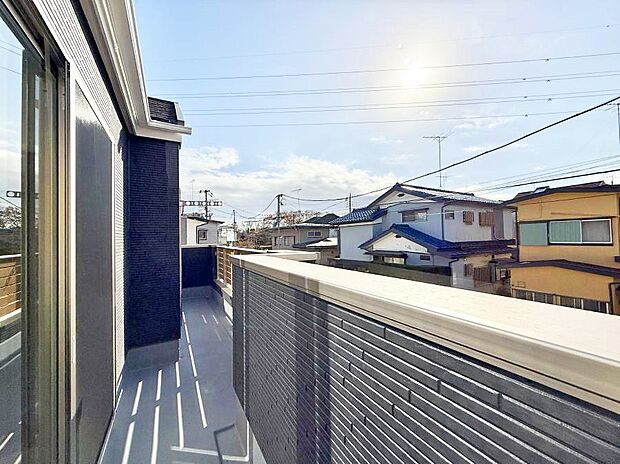 【バルコニー】■ 朝のコーヒーや夜の星空を楽しむ、癒しの場所