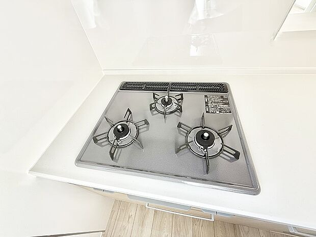 【3口ガスコンロ】■3口コンロのシステムキッチンで料理の手順もスムーズに