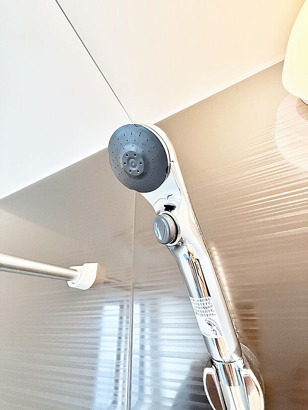 【止水シャワーヘッド】■手元で簡単に止水できるため、水の無駄遣いを減らすことができます。