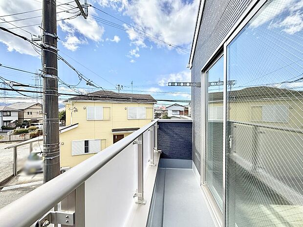 【バルコニー】■ 心地よい風と光を感じる、くつろぎのバルコニー