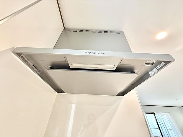 【レンジフード】■調理時の蒸気や匂いが換気扇に誘導され、効率的に排煙ができます。