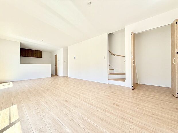 【リビングダイニング】リビングイン階段を採用！コミュニケーションが取りやすいですね  