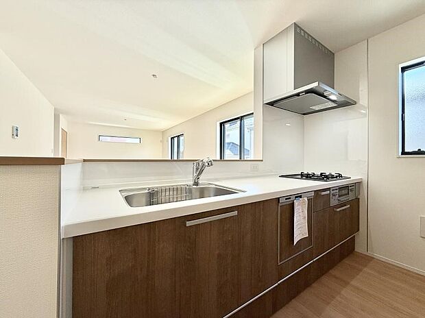 【ダイニングキッチン】小窓があるので、明るさと開放感たっぷりなキッチン！  