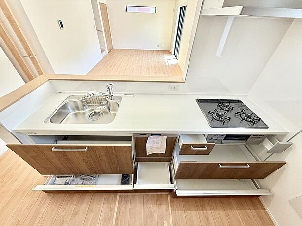 【キッチン】収納力豊富なシステムキッチンです！