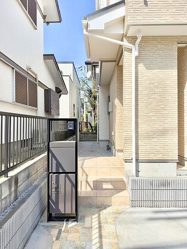 【玄関】■ 心地よい暮らしへとつながる、温かい玄関