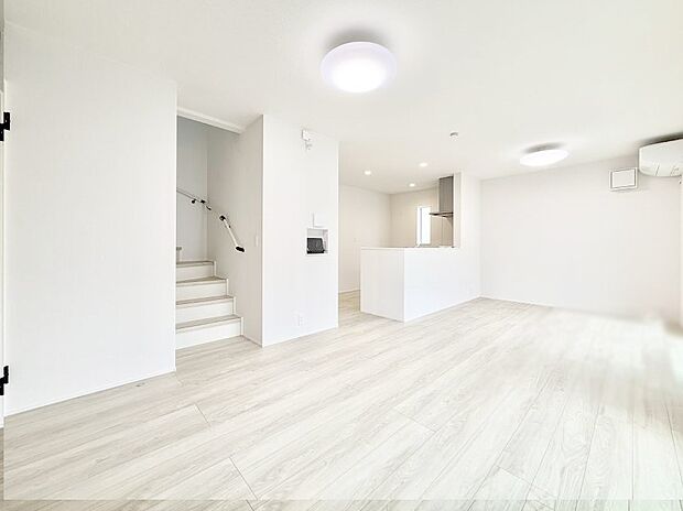 【ダイニング】白を基調としたリビングはどんなインテリアにもマッチします  