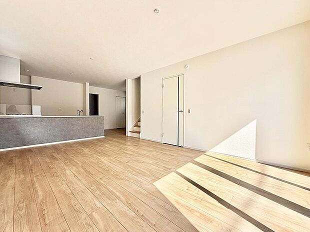 【リビング】■光と風を感じる、リラックスできる空間