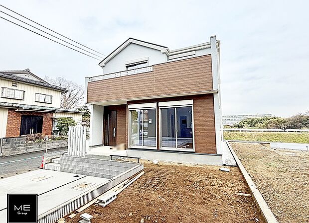 【現地外観写真】■広々とした敷地面積に佇む落ち着いた外観