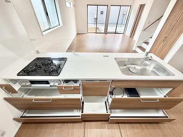 【ダイニングキッチン】■収納力豊富なシステムキッチン