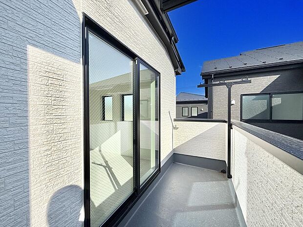 【バルコニー】■ 季節の移ろいを感じられる開放的な空間です