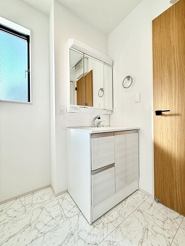 【洗面台・洗面所】■朝の準備がスムーズにできる広さです