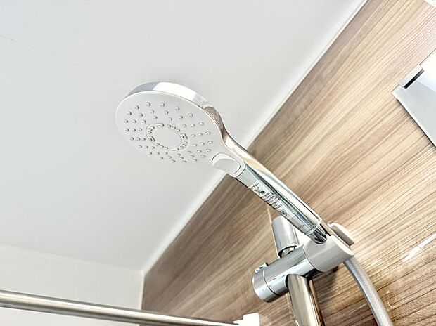 【止水シャワーヘッド】■手元で簡単に止水できるため、水の無駄遣いを減らすことができます。