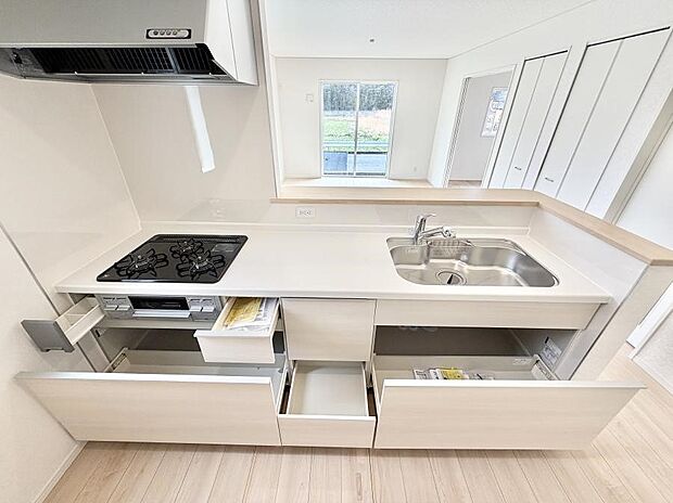 【キッチン】■収納力豊富なシステムキッチンです！