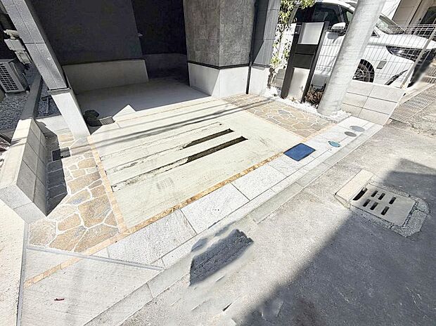 【駐車場】■ビルトイン車庫で雨にぬれる心配がありません  