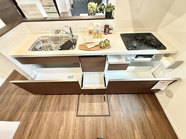 【システムキッチン】■家族の絆を深める、温もりのあるキッチン