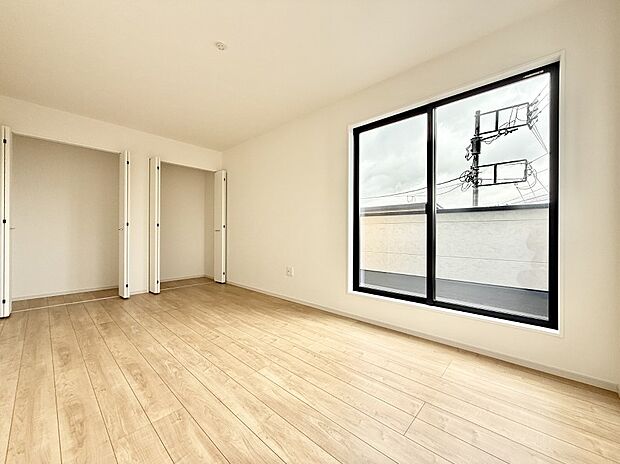 【寝室】大きな窓は開放感があり、明るさ通風バッチリです