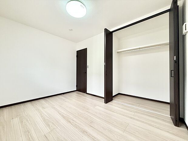 【洋室】広いクローゼット、収納は多い方が嬉しいですね!