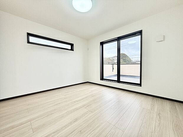 【子供部屋】■大きな窓は開放感があり、明るさ通風バッチリです