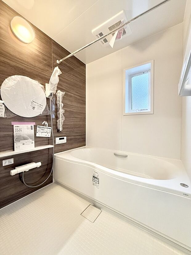 【浴室】落ち着いた色合いの壁面、ゆっくり寛げるバスルーム