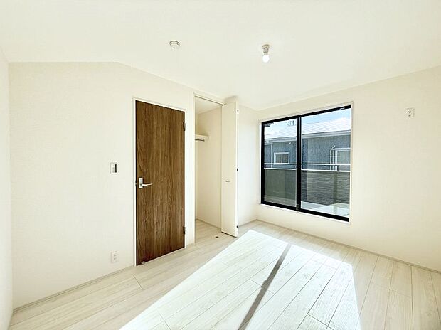 【寝室】■窓の配置や通気性の良い設計で部屋の空気がこもらず、常に新鮮な空気が流れます