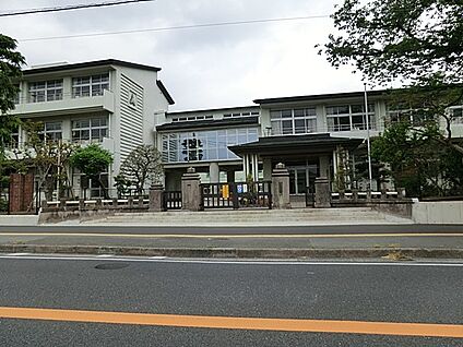 秦野市立本町小学校 400m(5分)