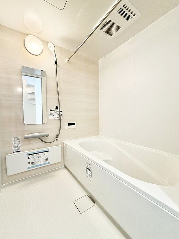 【浴室】■落ち着いた色合いの壁面、ゆっくり寛げるバスルーム