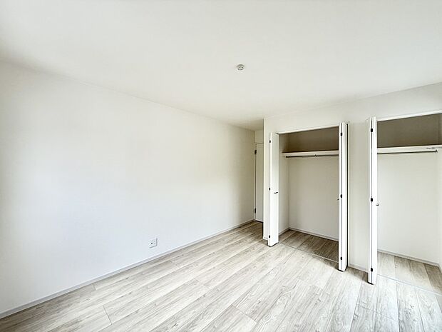 【リビング以外の居室】豊富な収納スペース!