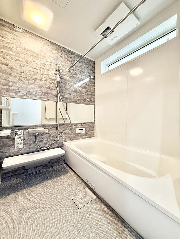 【浴室】落ち着いた色合いの壁面、ゆっくり、ゆったり寛げるバスルーム。