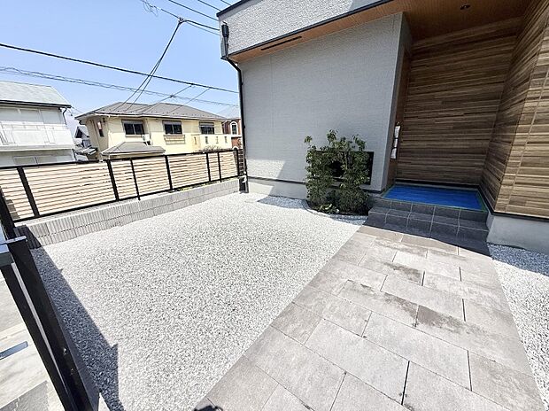 【玄関】■ シンプルで美しく、住まいの第一印象を彩る玄関です