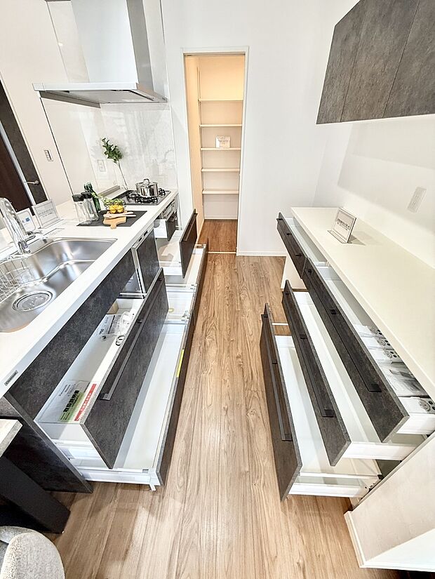 【キッチン】■背面には食器類が収納できるカップボード付き