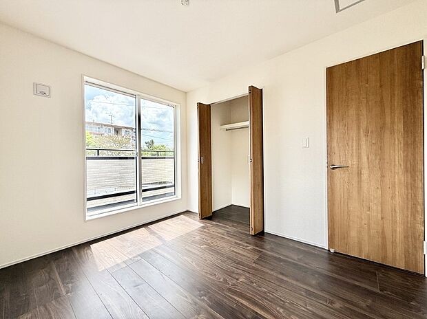 【リビング以外の居室】■大きな収納で荷物がスッキリ片付きます  