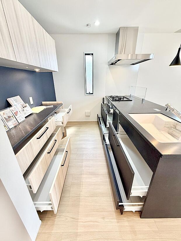 【キッチン】収納力豊富なシステムキッチンです!