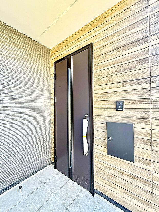 【玄関】■ 心地よい暮らしへとつながる、温かい玄関