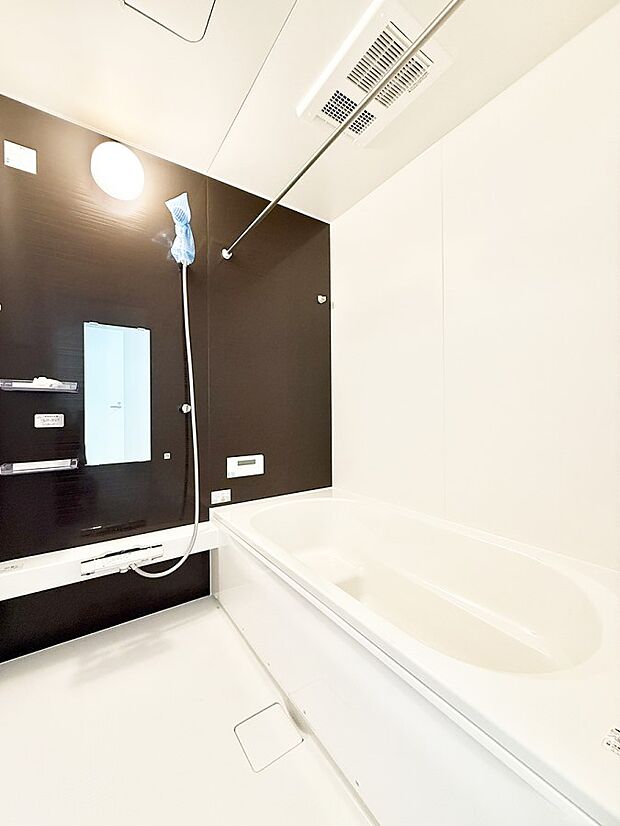 【浴室】■落ち着いた色合いの壁面、ゆっくり寛げるバスルーム