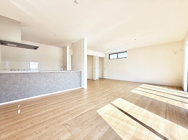 【リビング】■光と風を感じる、リラックスできる空間