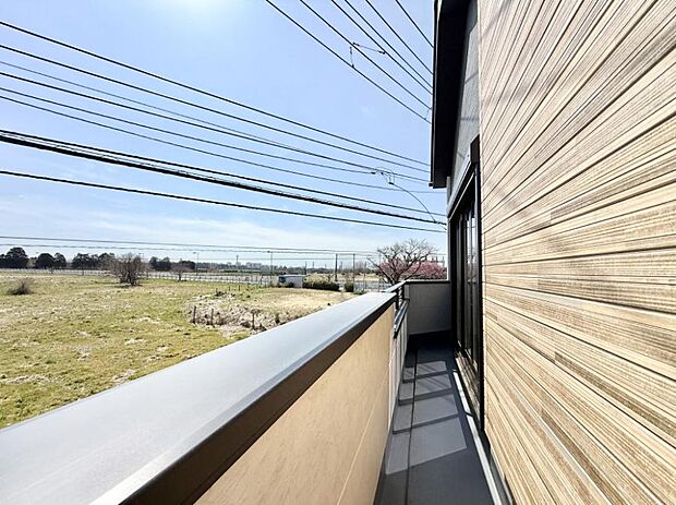 【バルコニー】■ 心地よい風と光を感じる、くつろぎのバルコニー