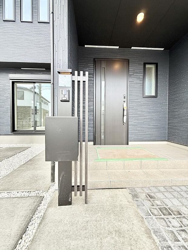 【玄関】■ 心地よい暮らしへとつながる、温かい玄関