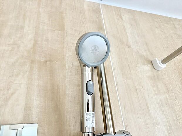 【止水シャワーヘッド】■手元で簡単に止水できるため、水の無駄遣いを減らすことができます。