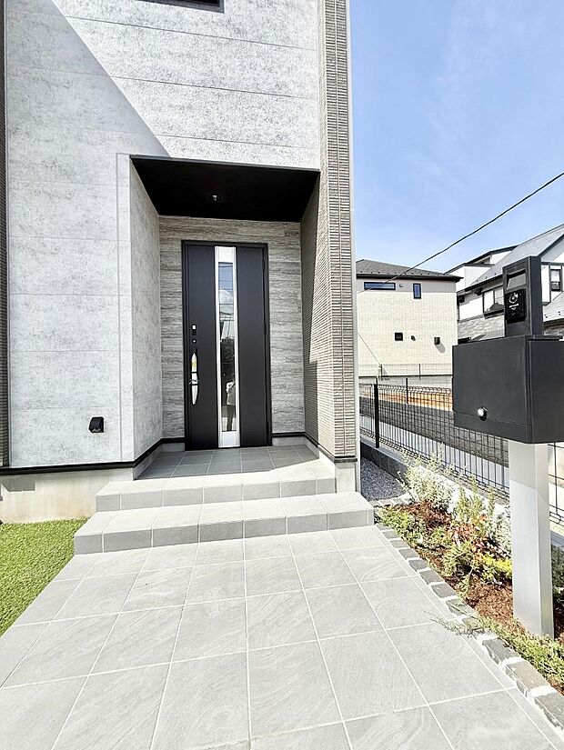 【玄関】■ 帰るたびにホッとする、安心感のある佇まい