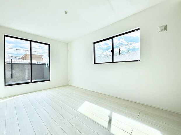 【リビング以外の居室】■太陽がサンサンと降り注ぐお部屋は気持ちがいいですね