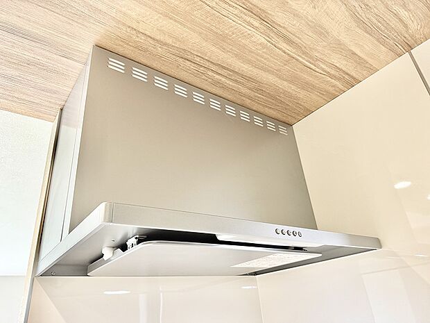 【レンジフード】■調理時の蒸気や匂いが換気扇に誘導され、効率的に排煙ができます。