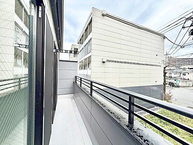 【バルコニー】■ 朝のコーヒーや夜の星空を楽しむ、癒しの場所