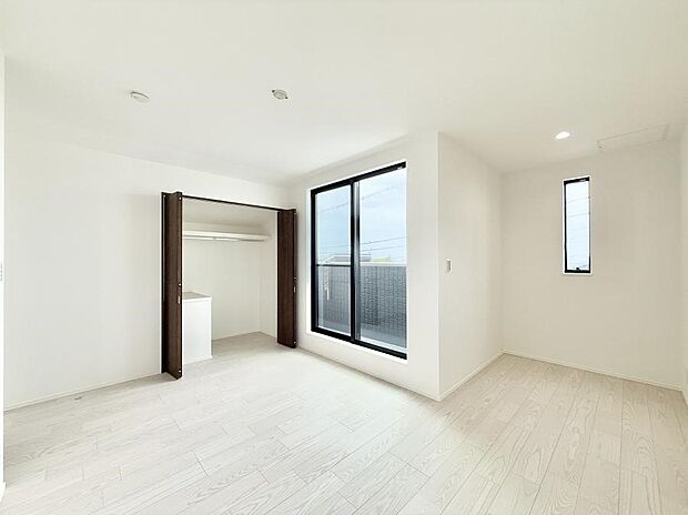 【洋室】■大きな窓は開放感があり、明るさ通風バッチリです