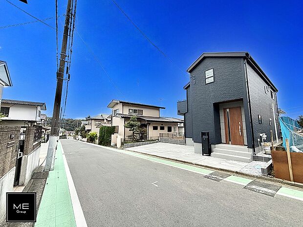 【前面道路含む現地写真】■前面が広々して開放感があります
